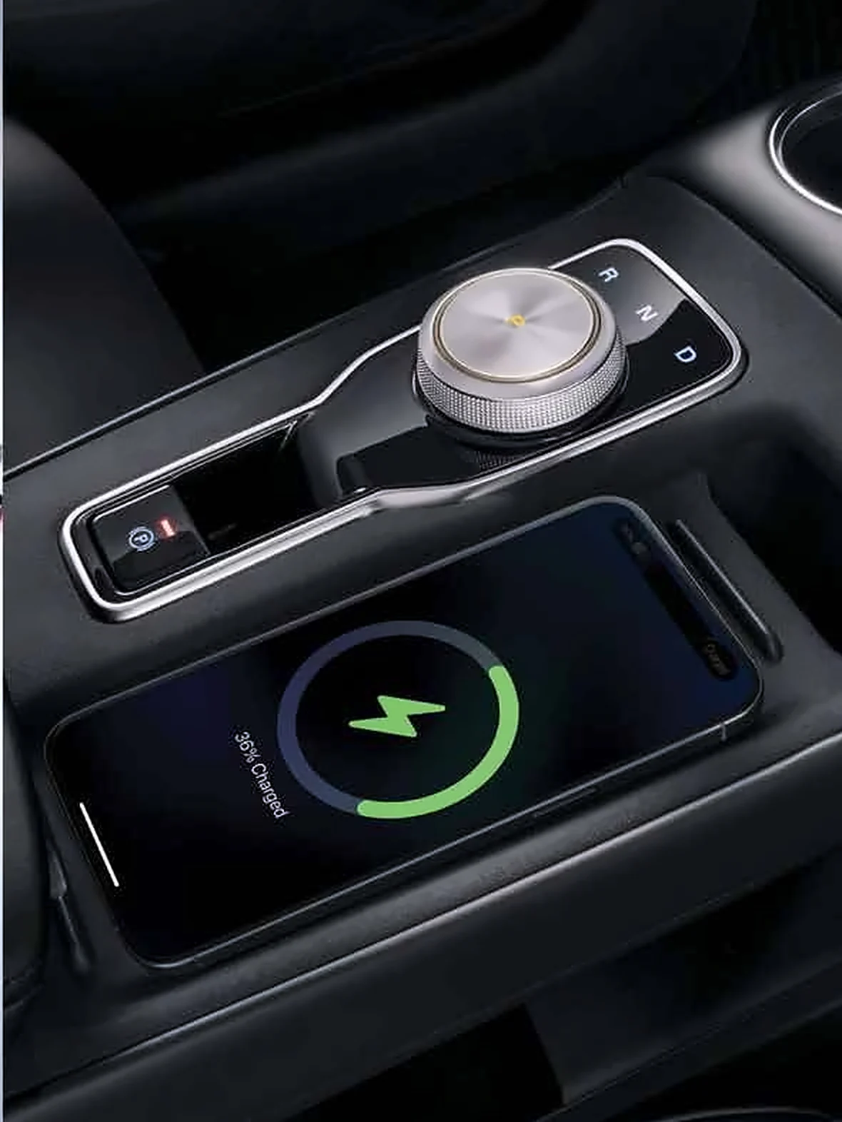 Wireless charging tray in the centre console Wireless charging tray in the centre console